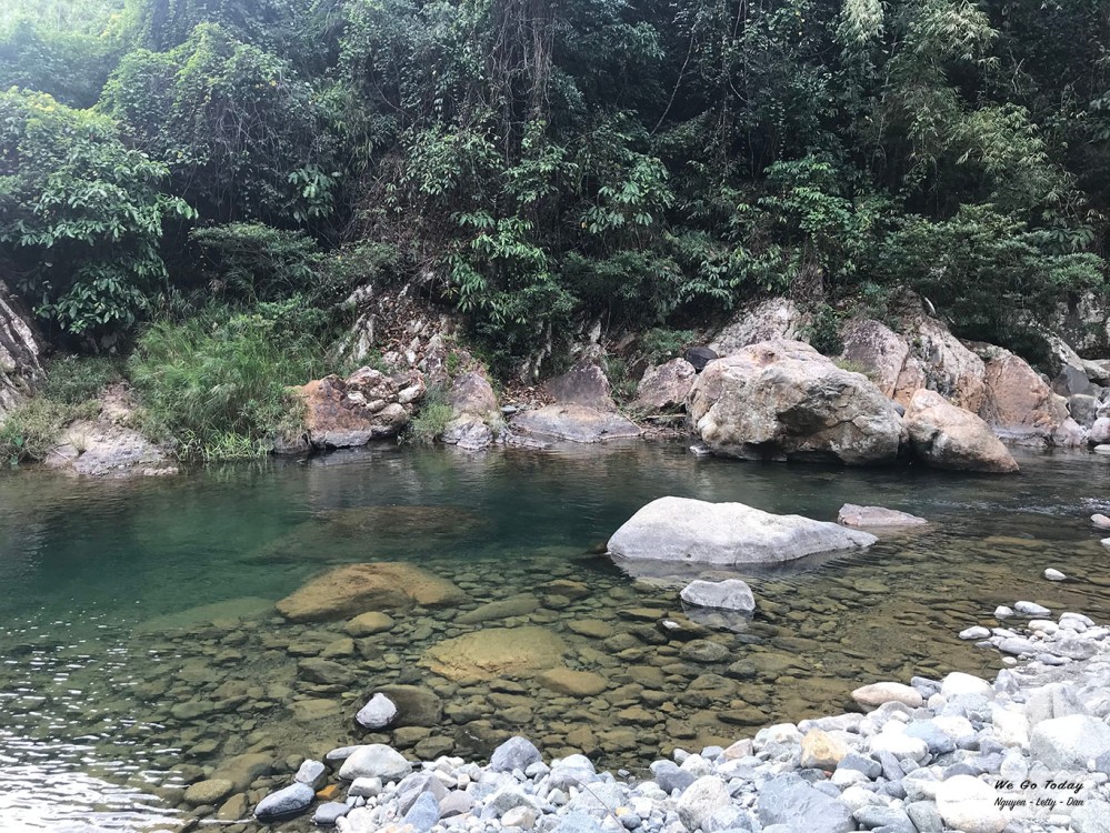 Suối đá dọc đường trekking Tà Giang